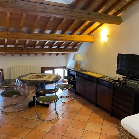 Nido Tra Le Mura